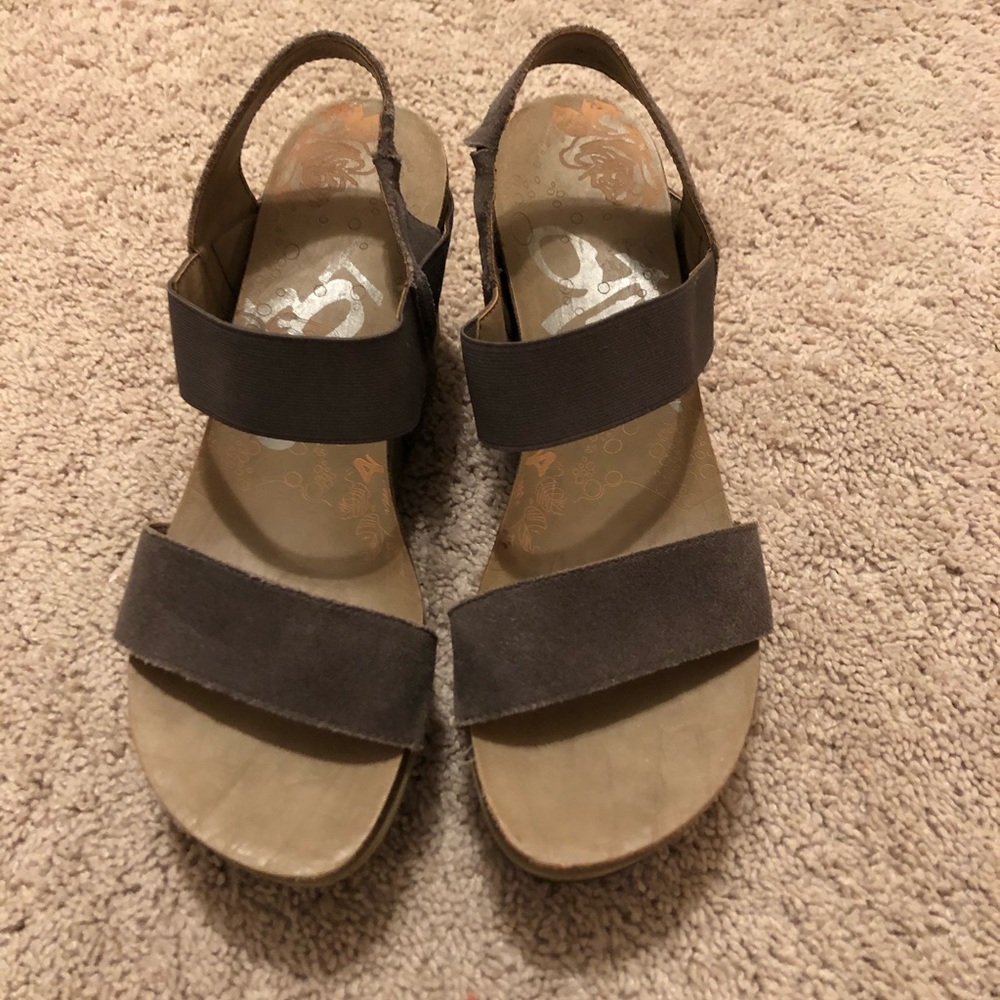 BARELY WORN OTBT WEDGES